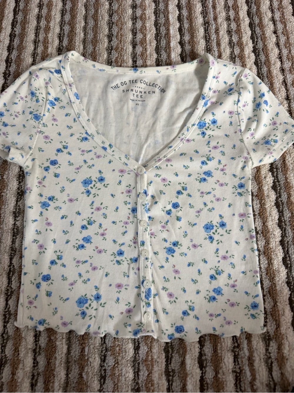 Aeropostale White Ribbed Button-Front Tee with Blue & Lavender Floral Print